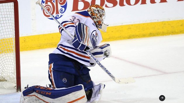 Brankář Edmontonu Oilers Cam Talbot (33) zasahuje v zápase s Winnipegem. Brankář Edmontonu Oilers Cam Talbot (33) zasahuje v zápase s Winnipegem.