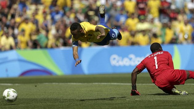 Brazilec Neymar se štěstím vstřelil první gól utkání už po patnácti vteřinách hry. Brazilec Neymar se štěstím vstřelil první gól utkání už po patnácti vteřinách hry.