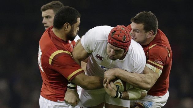 Angličan James Haskell (s míčem) narazil na Sama Warburtona a Taulupa Faletaua z Walesu. Angličan James Haskell (s míčem) narazil na Sama Warburtona a Taulupa Faletaua z Walesu.