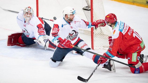 Lukáš Rousek ze Sparty Praha střílí gól na 1:1 během utkání Tipsport extraligy s Pardubicemi. Lukáš Rousek ze Sparty Praha střílí gól na 1:1 během utkání Tipsport extraligy s Pardubicemi.