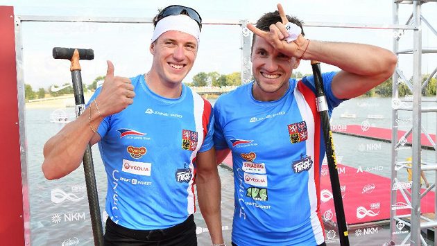 Dobře naladění Petr (vlevo) a Martin Fuksové po semifinále mistrovství světa v Szegedu. Dobře naladění Petr (vlevo) a Martin Fuksové po semifinále mistrovství světa v Szegedu.