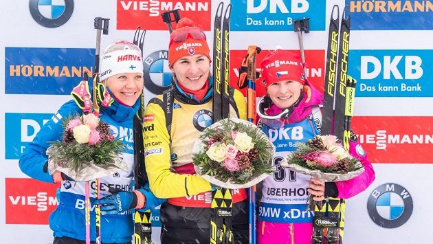 Veronika Vítková (vpravo) na stupních vítězů po sprintu v německém Oberhofu. Uprostřed vítězka Anastasia Kuzminová ze Slovenska, vlevo druhá Finka Kaisa Mäkäräinenová. Veronika Vítková (vpravo) na stupních vítězů po sprintu v německém Oberhofu. Uprostřed vítězka Anastasia Kuzminová ze Slovenska, vlevo druhá Finka Kaisa Mäkäräinenová.