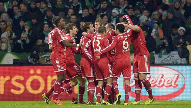 Obránce Bayernu Mnichov Daniel van Buyten (vpravo) slaví se spoluhráči gól proti Werderu Brémy. Obránce Bayernu Mnichov Daniel van Buyten (vpravo) slaví se spoluhráči gól proti Werderu Brémy.