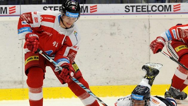 Útočník Petr Strapáč (vlevo v souboji s Karolem Slobodou) se poprvé od přestupu do Olomouce vrátil na vítkovický led. Útočník Petr Strapáč (vlevo v souboji s Karolem Slobodou) se poprvé od přestupu do Olomouce vrátil na vítkovický led.