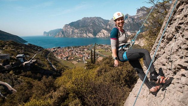 Eva Samková v Itálii během natáčení cestopisného dokumentu pro ČT. Eva Samková v Itálii během natáčení cestopisného dokumentu pro ČT.
