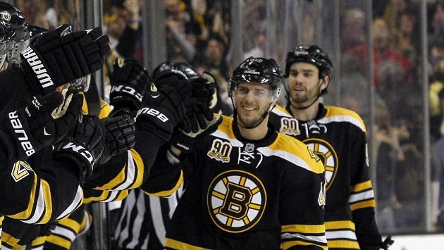 Útočník Bostonu David Krejčí (druhý zprava) se raduje se spoluhráči z gólu. Útočník Bostonu David Krejčí (druhý zprava) se raduje se spoluhráči z gólu.