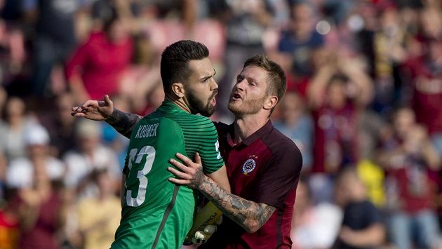 Ondřej Mazuch (vpravo) gratuluje brankáři Sparty Tomáši Koubkovi k chycené penaltě v zápase se Slavií. Ondřej Mazuch (vpravo) gratuluje brankáři Sparty Tomáši Koubkovi k chycené penaltě v zápase se Slavií.