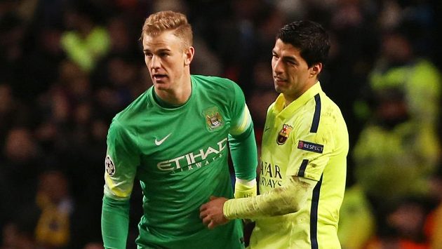 Barcelonský Luis Suárez (vpravo) a brankář Manchesteru City Joe Hart po prvním osmifinále LM. Barcelonský Luis Suárez (vpravo) a brankář Manchesteru City Joe Hart po prvním osmifinále LM.