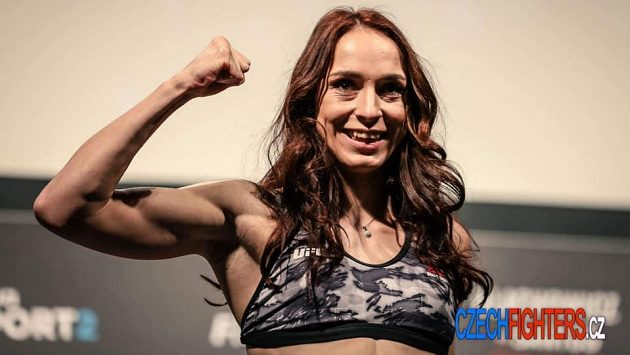 Lucie Pudilová se těší na sobotu, v kleci ji čeká Tereza Bledá. Lucie Pudilová se těší na sobotu, v kleci ji čeká Tereza Bledá.