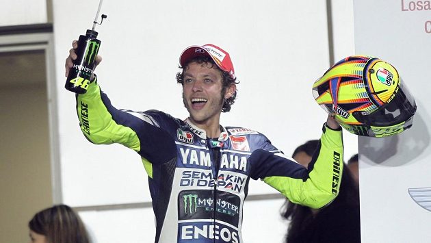 Rozjásaný Valentino Rossi po závodu v Duahá. Rozjásaný Valentino Rossi po závodu v Duahá.