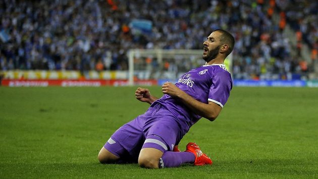 Fotbalista Realu Madrid Karim Benzema po druhém gólu do sítě Espaňolu. Fotbalista Realu Madrid Karim Benzema po druhém gólu do sítě Espaňolu.