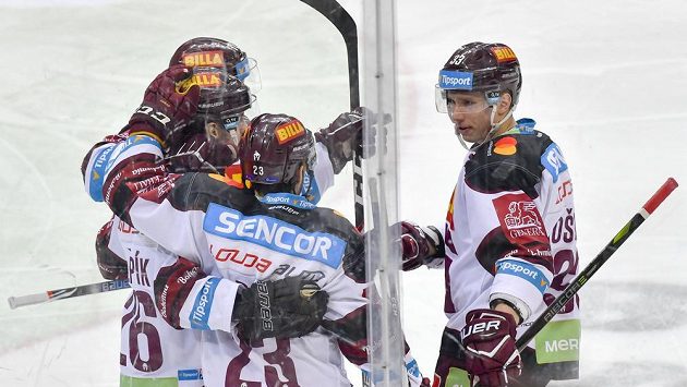 Hokejisté Sparty se radují z gólu proti Mladé Boleslavi. Hokejisté Sparty se radují z gólu proti Mladé Boleslavi.