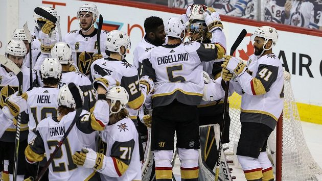 Hokejisté Vegas děkují brankáři Fleurymu, který ve druhém zápase finále Západní konference proti Winnipegu pustil jen jeden gól a připsal si 30 zákroků. Hokejisté Vegas děkují brankáři Fleurymu, který ve druhém zápase finále Západní konference proti Winnipegu pustil jen jeden gól a připsal si 30 zákroků.