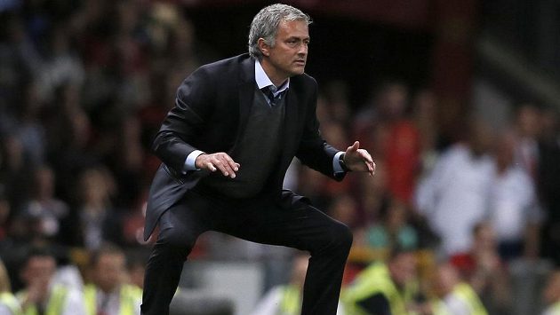 Trenér londýnské Chelsea José Mourinho v utkání proti Manchesteru United na Old Trafford. Trenér londýnské Chelsea José Mourinho v utkání proti Manchesteru United na Old Trafford.