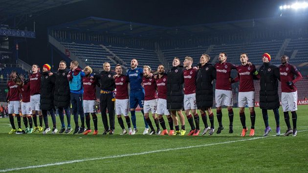 Fotbalisté Sparty Praha oslavují s fanoušky vítězství nad Krasnodarem. Fotbalisté Sparty Praha oslavují s fanoušky vítězství nad Krasnodarem.