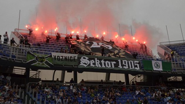 Jak na fotbalovém stadiónu se mohli cítit florbalisté Bohemians a Chodova při startu nové sezóny. Jak na fotbalovém stadiónu se mohli cítit florbalisté Bohemians a Chodova při startu nové sezóny.