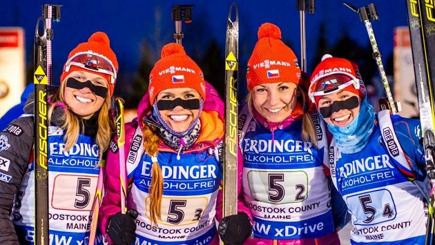 České biatlonistky (zleva) Eva Puskarčíková, Gabriela Soukalová, Lucie Charvátová a Veronika Vítková po triumfu ve štafetě v Presque Isle. České biatlonistky (zleva) Eva Puskarčíková, Gabriela Soukalová, Lucie Charvátová a Veronika Vítková po triumfu ve štafetě v Presque Isle.