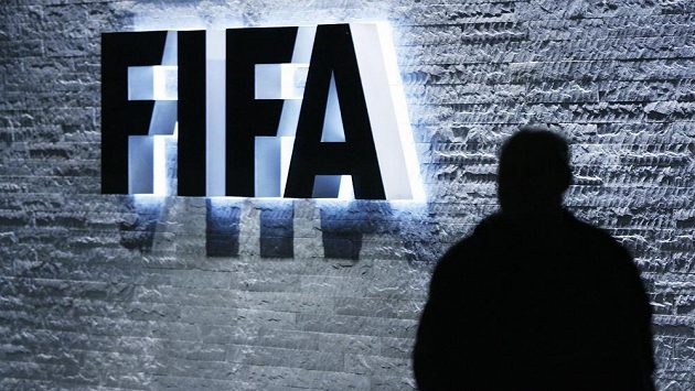Funkcionáři FIFA byli v Curychu zatčeni kvůli podezření z korupce. Funkcionáři FIFA byli v Curychu zatčeni kvůli podezření z korupce.