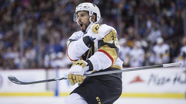 Český útočník Tomáš Hyka zářil v dresu Vegas Golden Knights. Proti Vancouveru se trefil hned dvakrát, právě slaví jeden z gólů. Český útočník Tomáš Hyka zářil v dresu Vegas Golden Knights. Proti Vancouveru se trefil hned dvakrát, právě slaví jeden z gólů.