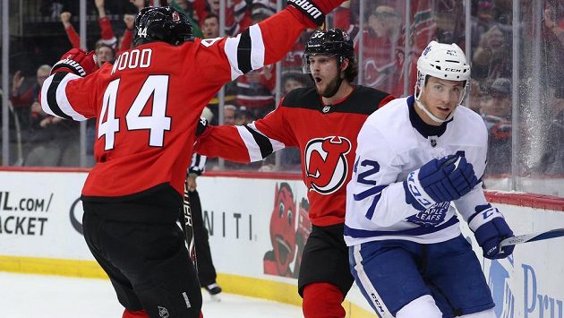 Hokejisté New Jersey Devils Pavel Zacha a Miles Wood (44) se radují z gólu proti Torontu. Hokejisté New Jersey Devils Pavel Zacha a Miles Wood (44) se radují z gólu proti Torontu.