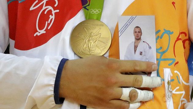 Lukáš Krpálek na stupních s fotografií zesnulého reprezentačního kolegy Alexandra Jurečky. Lukáš Krpálek na stupních s fotografií zesnulého reprezentačního kolegy Alexandra Jurečky.