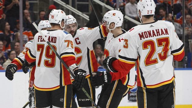 Hokejisté Calgary ocenili přístup Jaromíra Jágra v kabině Flames. Hokejisté Calgary ocenili přístup Jaromíra Jágra v kabině Flames.