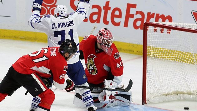 David Clarkson z Toronta se raduje z gólu, vpravo překonaný brankář Ottawy Robin Lehner, vlevo jeho spoluhráč Mark Stone. David Clarkson z Toronta se raduje z gólu, vpravo překonaný brankář Ottawy Robin Lehner, vlevo jeho spoluhráč Mark Stone.