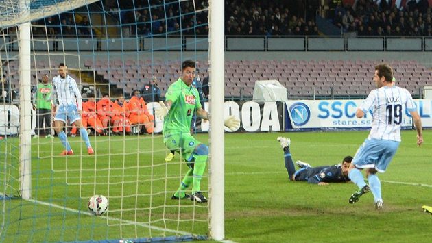 Senad Lulic z Lazia Řím skóruje v zápase s Neapolí. Senad Lulic z Lazia Řím skóruje v zápase s Neapolí.