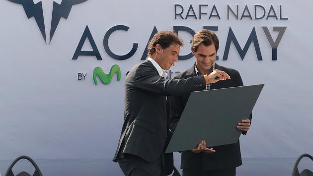 Švýcarský tenista Roger Federer (vpravo) na snímku se Španělem Rafaelem Nadalem. Švýcarský tenista Roger Federer (vpravo) na snímku se Španělem Rafaelem Nadalem.