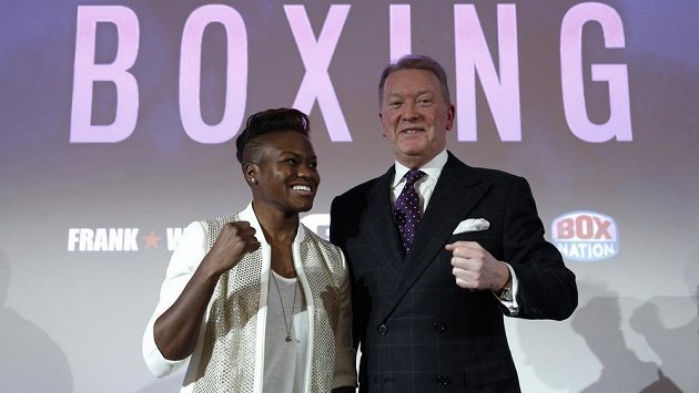 Boxerka Nicola Adamsová a promotér Frank Warren pózují po oznámení, že dvojnásobná olympijská vítězka přechází do profesionálního ringu. Boxerka Nicola Adamsová a promotér Frank Warren pózují po oznámení, že dvojnásobná olympijská vítězka přechází do profesionálního ringu.