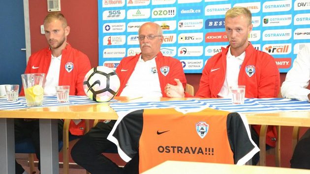 Zleva kapitán Vítkovic Radek Coufal, generální ředitel Oldřich Jakubek a trenér Roman West na předsezónní tiskové konferenci. Zleva kapitán Vítkovic Radek Coufal, generální ředitel Oldřich Jakubek a trenér Roman West na předsezónní tiskové konferenci.