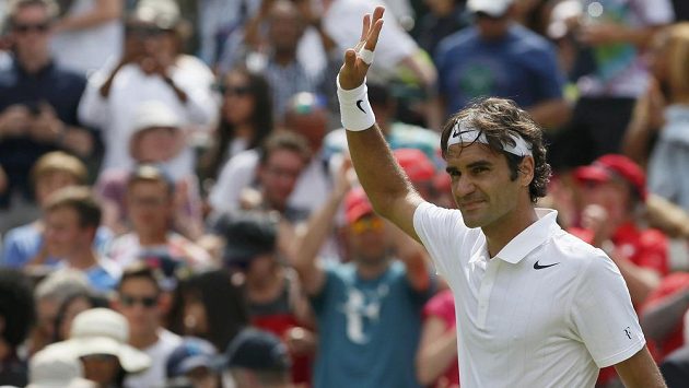 Švýcarský tenista Roger Federer zdraví diváky po vítězství nad Italem Paolem Lorenzim. Švýcarský tenista Roger Federer zdraví diváky po vítězství nad Italem Paolem Lorenzim.