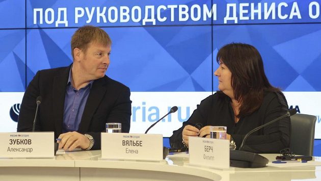 Předsedkyně ruské lyžařské federace Jelena Vjalbeová prohlásila, že nikdo z ruských lyžařů diskvalifikovaných z olympijských her v Soči kvůli porušení antidopingových pravidel medaili nevrátí. Podle Vjalbeové budou Rusové o medaile u soudů bojovat třeba deset let. Předsedkyně ruské lyžařské federace Jelena Vjalbeová prohlásila, že nikdo z ruských lyžařů diskvalifikovaných z olympijských her v Soči kvůli porušení antidopingových pravidel medaili nevrátí. Podle Vjalbeové budou Rusové o medaile u soudů bojovat třeba deset let.