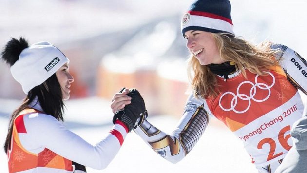 Ester Ledecká (vpravo) přijímá gratulaci od Rakušanky Anny Veithové po svém šokujícím triumfu v super-G na ZOH v Pchjongčchangu. Ester Ledecká (vpravo) přijímá gratulaci od Rakušanky Anny Veithové po svém šokujícím triumfu v super-G na ZOH v Pchjongčchangu.