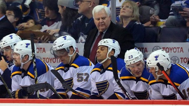 Ken Hitchcock na lavičce hokejistů St. Louis Blues. Ken Hitchcock na lavičce hokejistů St. Louis Blues.