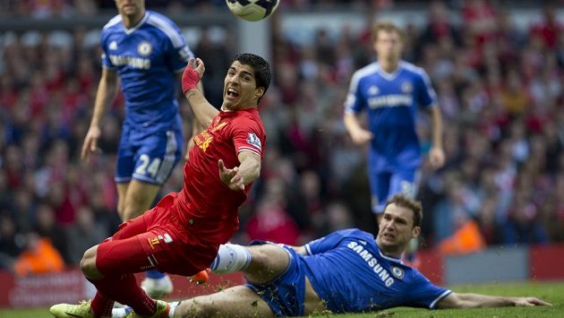Liverpoolský útočník Luis Suárez v souboji s Branislavem Ivanovičem z Chelsea. Liverpoolský útočník Luis Suárez v souboji s Branislavem Ivanovičem z Chelsea.
