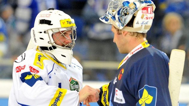 Brankář Komety Marek Čiliak (vlevo) se na konci zápasu zdraví se svým libereckým protějškem Jánem Lašákem. Brankář Komety Marek Čiliak (vlevo) se na konci zápasu zdraví se svým libereckým protějškem Jánem Lašákem.