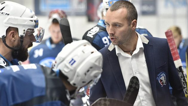 Trenér Plzně Ladislav Čihák mluví s útočníkem Milanem Gulašem během utkání v Brně. Trenér Plzně Ladislav Čihák mluví s útočníkem Milanem Gulašem během utkání v Brně.
