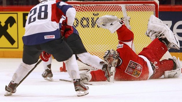 Brankář Ondřej Pavelec zasahuje proti Slovinci Alešovi Kranjčovi. Brankář Ondřej Pavelec zasahuje proti Slovinci Alešovi Kranjčovi.