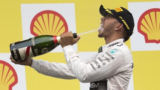 Lewis Hamilton slaví triumf ve Velké ceně Belgie. Lewis Hamilton slaví triumf ve Velké ceně Belgie.