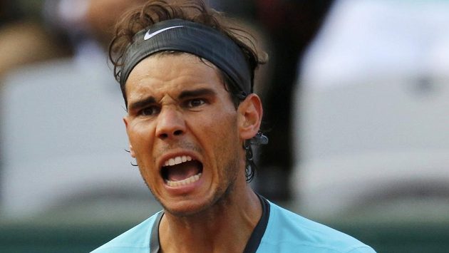 Španělský tenista Rafael Nadal se povzbuzuje ve čtvrtfinálové bitvě na Roland Garros s krajanem Davidem Ferrerem. Španělský tenista Rafael Nadal se povzbuzuje ve čtvrtfinálové bitvě na Roland Garros s krajanem Davidem Ferrerem.