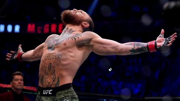 Vítězné gesto Conora McGregora po výhře nad Donaldem Cerronem a také po úspěšném návratu do UFC. Vítězné gesto Conora McGregora po výhře nad Donaldem Cerronem a také po úspěšném návratu do UFC.