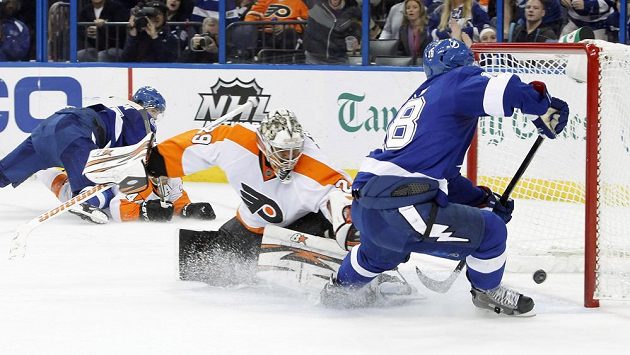 Ondřej Palát z Tampy překonává brankáře Philadelphie Raye Emeryho. Ondřej Palát z Tampy překonává brankáře Philadelphie Raye Emeryho.