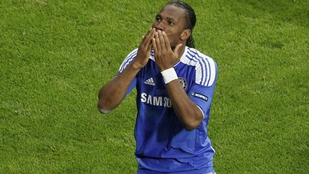 Didier Drogba se loučí s fanoušky Chelsea, příští sezónu odehraje v Číně. Didier Drogba se loučí s fanoušky Chelsea, příští sezónu odehraje v Číně.