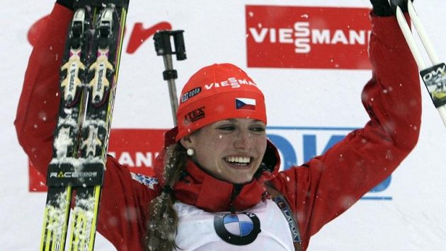 Rozesmátá biatlonistka Gabriela Soukalová si užívá vyhlašování vítězů po triumfu v závodě SP ve slovinské Pokljuce. Rozesmátá biatlonistka Gabriela Soukalová si užívá vyhlašování vítězů po triumfu v závodě SP ve slovinské Pokljuce.