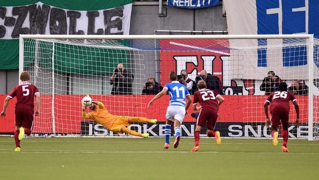 Brankář Sparty Praha David Bičík pokutový kop stopera Zwolle Van der Werffa. Brankář Sparty Praha David Bičík pokutový kop stopera Zwolle Van der Werffa.