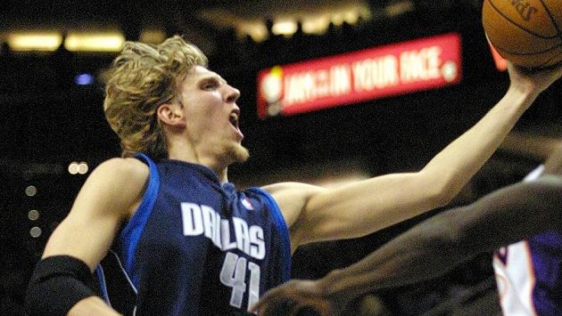 Německá basketbalová hvězda Dirk Nowitzki bude v NBA dál oblékat dres Dallasu. Německá basketbalová hvězda Dirk Nowitzki bude v NBA dál oblékat dres Dallasu.