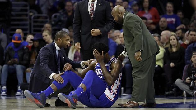 Basketbalista Philadelphie Joel Embiid, leží na palubovce se zlomenou očnicí, které utrpěl v zápase s New Yorkem Knicks. Basketbalista Philadelphie Joel Embiid, leží na palubovce se zlomenou očnicí, které utrpěl v zápase s New Yorkem Knicks.