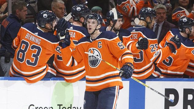 Útočník Edmontonu Connor McDavid. Proti Calgary zažil tři podobné děkovačky po gólu. Útočník Edmontonu Connor McDavid. Proti Calgary zažil tři podobné děkovačky po gólu.