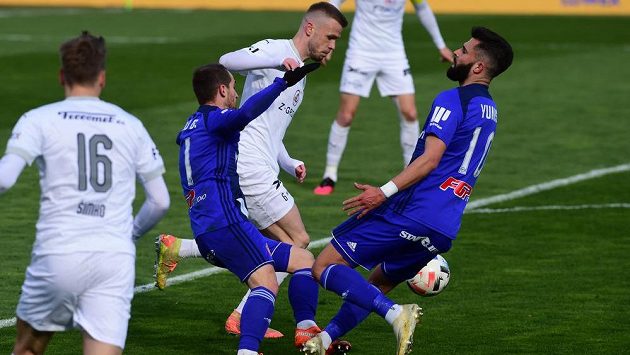 Zleva Pablo González z Olomouce, Stanislav Hofmann ze Slovácka a Jakub Yunis z Olomouce. Zleva Pablo González z Olomouce, Stanislav Hofmann ze Slovácka a Jakub Yunis z Olomouce.